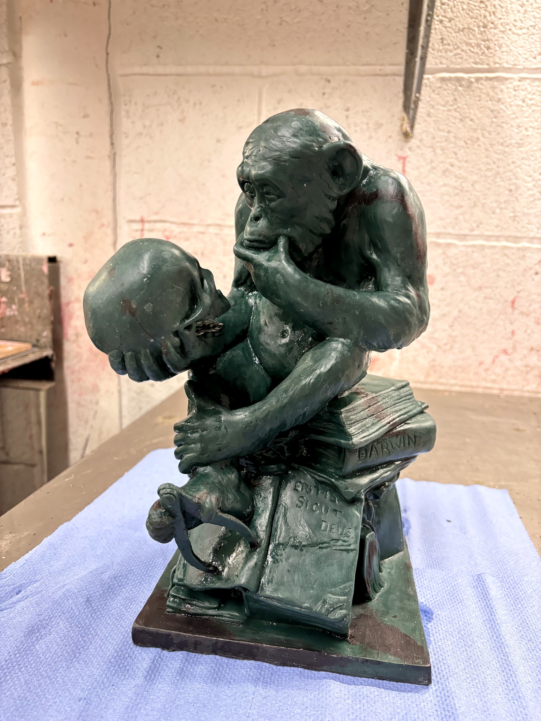Complete Affe mit Schädel wax model