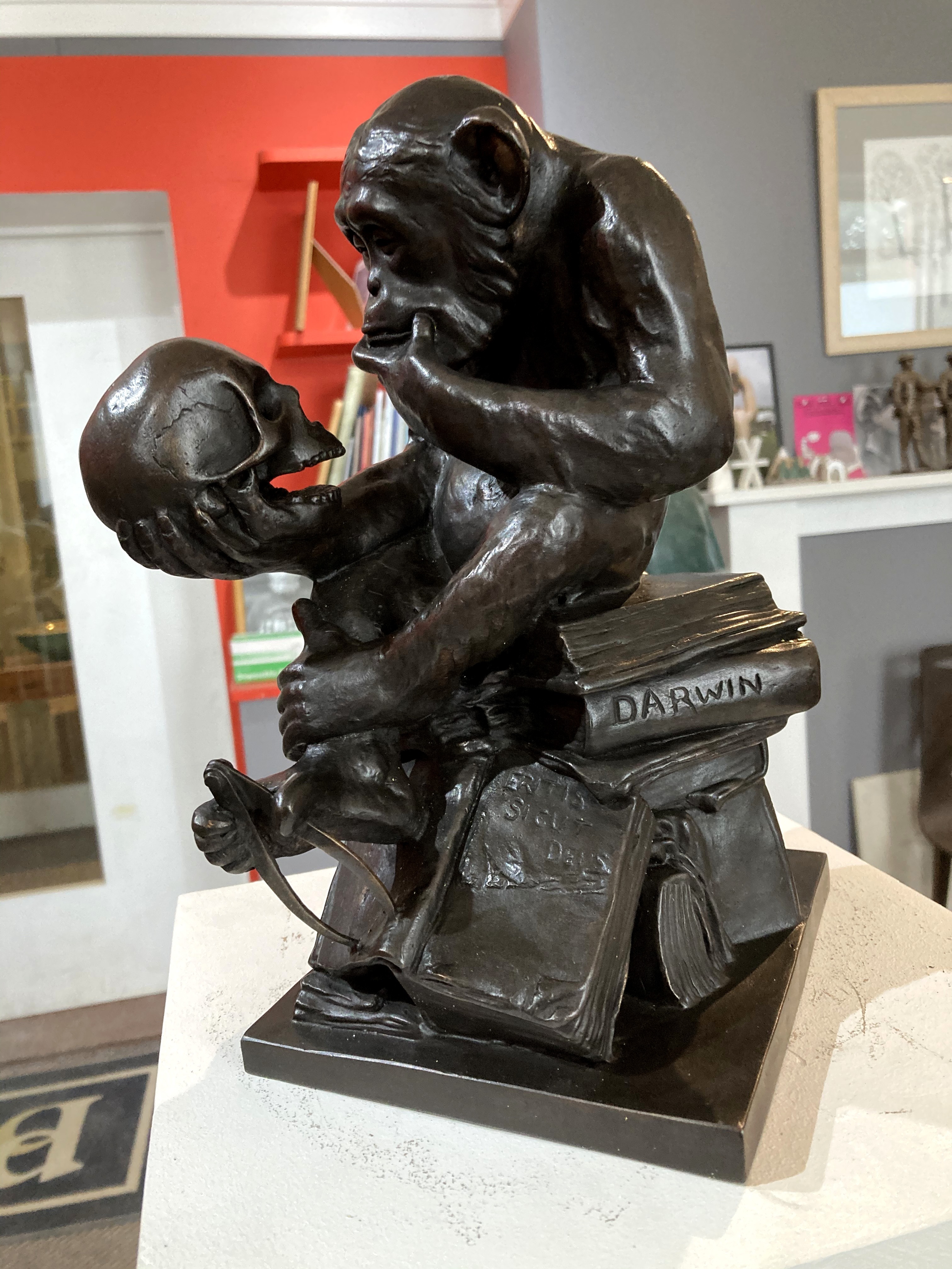 Complete present Edinburgh Affe mit Schädel bronze