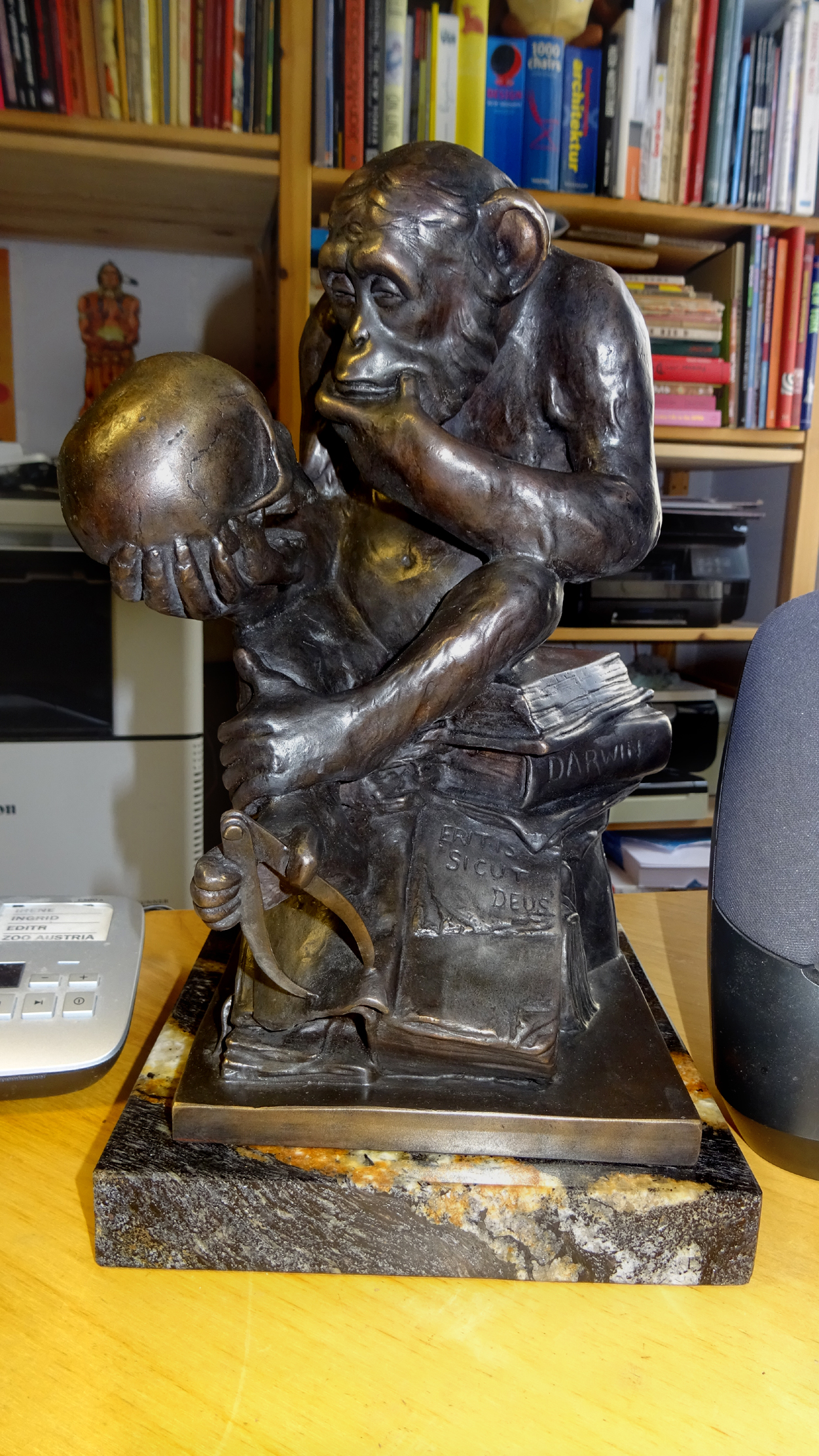 Photograph of Affe mit Schädel in an owner’s collection