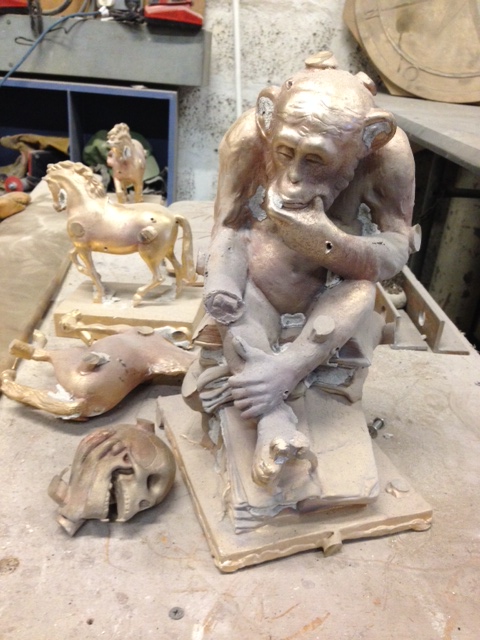Partly assembled Affe mit Schädel sculpture with detached casting elements on a workbench